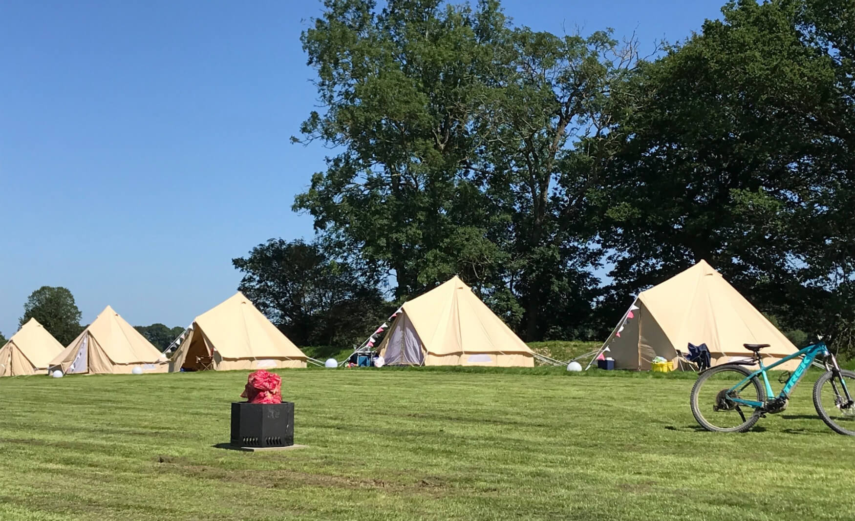 fiesta-fields-holmsted-farm-bell-tent-2-1750x1067_c (1)